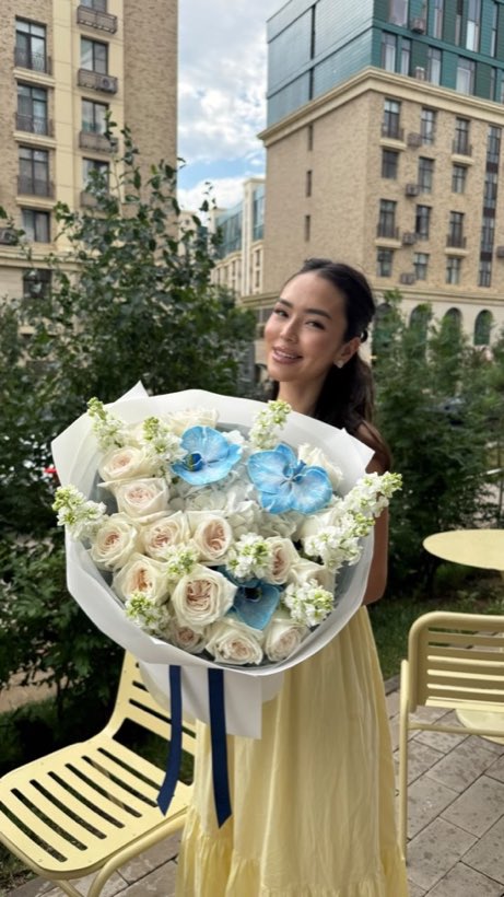 Бело-голубой букет с розами — Rich Flowers, Астана