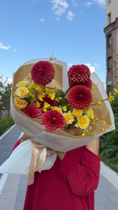 Букет с георгинами и розами — Rich Flowers, Астана