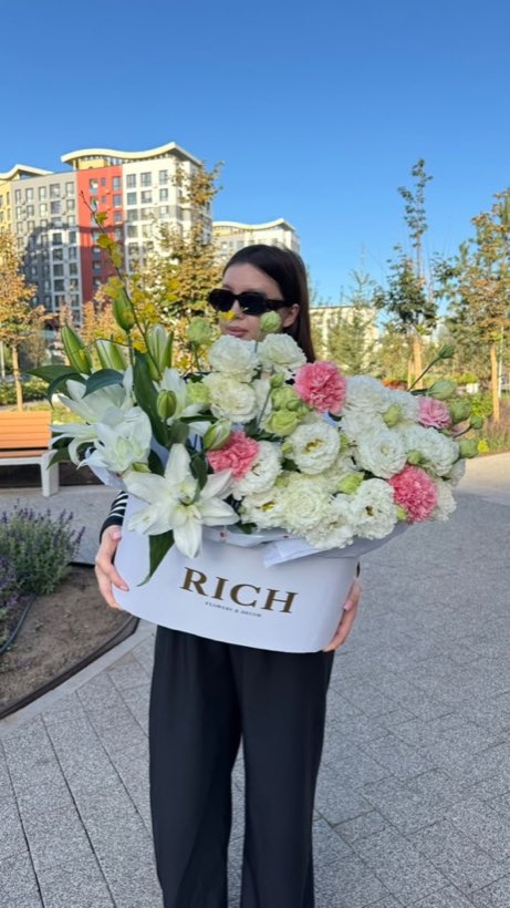 Коробка RICH с гортензиями — Rich Flowers, Астана