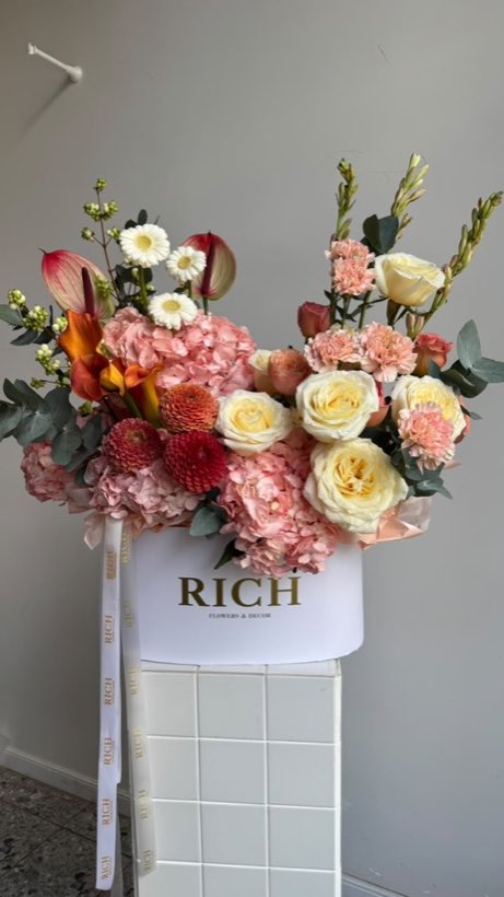 Коробка RICH с пионовидными розами — Rich Flowers, Астана