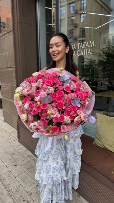 Букет с малиновыми кустовыми розами — Rich Flowers, Астана