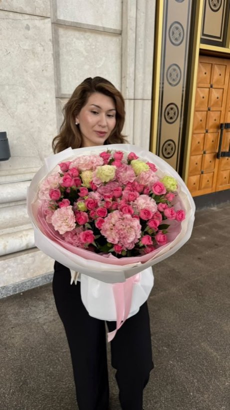 Сборный букет с кустовыми розами — Rich Flowers, Астана