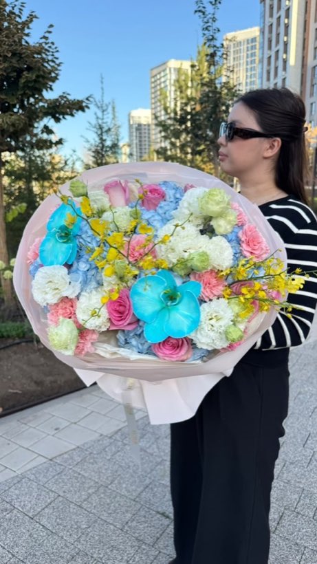 Яркий букет с хризантемами — Rich Flowers, Астана